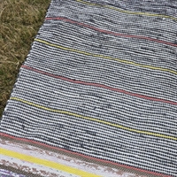 skiftevis-sort-hvidt-islaet-bomuld-loeber-retro-svensk-kludetaeppe-stribet-bred-gul-roed-hvid